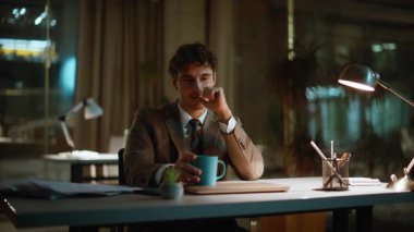 Gece ofisinde kahve içen bir iş adamı. Fazla mesai yapan gülümseyen, mola veren, karanlık işyerinde içeceğini yudumlayan bir işçi. Sakin adam işten dinleniyor. Gece geç saatlere kadar apartmanda düşünüyor.