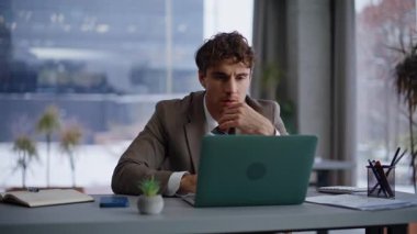 Mutsuz üzgün iş adamı panorama penceresinden kötü haberler alıyor. Sinirli şirket patronu bilgisayarın kapağına çarptı ve iş krizinden dolayı hayal kırıklığına uğradı. Erkek tepki sorunu