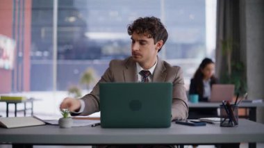 Muhasebeci, iş belgelerini bilgisayara yakın çekimde inceliyor. Kendine güvenen bir işadamı, birlikte çalışmanın şirket evraklarını yönetiyor. Proje üzerinde çalışan başarılı bir yönetici konsantre olduğunu hissediyor