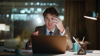 Öfkeli yönetmen bilgisayarını kapatıyor ve akşam ofisindeki iş hatası yüzünden hayal kırıklığına uğruyor. Sinirli iş adamı kağıtları fırlatıyor ve çıldırıyor. Gergin adam yöneticisi iş yerinde sorun olduğunu düşünüyor.