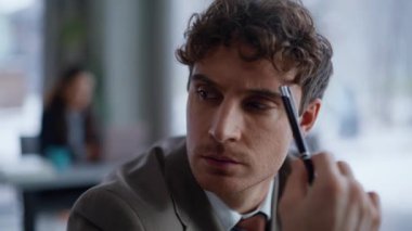 Portre, profesyonel düşünce sorununu vurguladı. Ofisteki yorgun adam çözeltiye bakıyor. Hüsrana uğramış iş adamı analiz hatası. Müdür, ofiste baş ağrısının fazla olduğunu düşünüyor.