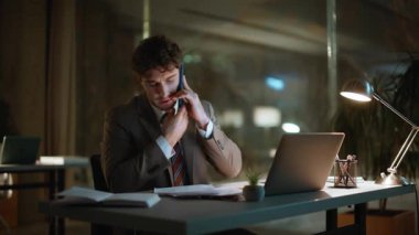 Fazla mesai yapan muhasebeci, akıllı telefon gece iş yerini arıyor. Karanlık ofiste cep telefonuyla konuşan meşgul bir işadamı. Endişeli adam belgeyi araştırıyor cep telefonu konuşması yapıyor iş hatası yapıyor