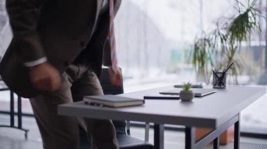 Ofis müdürü masa başında oturarak akıllı telefon defterini kapatmaya başlar. Ciddi iş adamları iş yerinde verimli bir iş akışı için dizüstü bilgisayar açmaya hazır. Genç girişimci sabahları sayfaları çeviriyor.