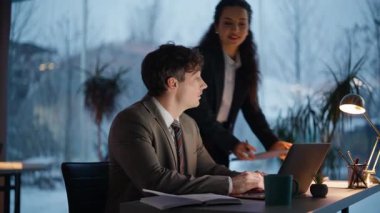 Sekreter karanlık iş yerinde fazla mesai yapıyor. Çalışan odadaki ilgili kadına iş meselesini açıklayan oyuncu yakışıklı bir adam. Gece iş arkadaşları ofisin içinde flört ediyorlar.