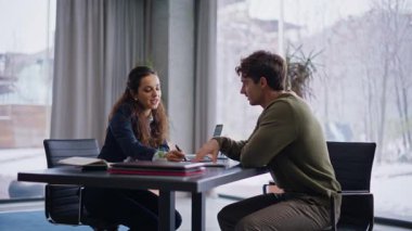 Emlakçı panoramik toplantı odasında müşteri için danışmanlık yapıyor. İş kadını müşteri büyük ofiste dizüstü bilgisayarla projeyi tartışıyor. Başarılı insanlar el sıkışıyor ve anlaşma yapıyorlar.