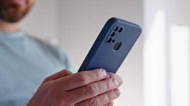 Sabah adamı elleri kapalı mekanda cep telefonunu daktilo ediyor. Apartmanda mesaj atan neşeli sakallı adam. Neşeli esmer kız rahat bir hafta sonunun tadını çıkar. Evde dinlenirken akıllı telefon kullanan gülen bir erkek.