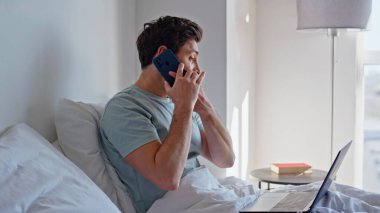 Duygusal bir adam cep telefonunu arıyor. Yatağı kapatıyormuş. Uzaktan kumandalı bir işadamı yatak odasında akıllı telefon çözme işi yapıyor. Pozitif adam konuşuyor. Cep telefonu evde rahat. 