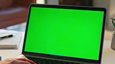 Bilinmeyen yönetici masadaki bilgisayarın görüntüsünü değiştiriyor. Evdeki yeşil ekran bilgisayarın önünde tanınmayan bir çalışan. Şirket çalışanı içeride krom anahtar monitörünü izliyor.