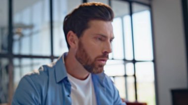 Depresyonda olan bir adam, uzak bir iş yerinde bilgisayarını inceliyor. Tatminsiz iş adamı bilgisayar bulma hatası. Stresli adam dizüstü bilgisayara dokunuyor. Problemden dolayı gergin..