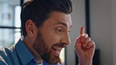 Ev işyerindeki portrede düşünceleri düşünen dalgın bir serbest yazar. Düşünceli iş adamı evde parmak kaldırarak bilgisayarına mesaj atıyor. İş yerinde yenilik başlatma konusunda başarılı çalışan düşüncesi 