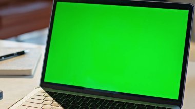 Menajer kromakey dizüstü bilgisayarın dokunmatik dokunmatik dokunmatik tuşlarını sıcacık ev çekiminde çalıştırıyor. Bilinmeyen iş adamları internet bilgilerini internette araklıyorlar. İşçi bilgisayara dokunuyor