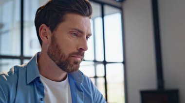 Girişimci elleri hafif apartman kapanışında evrak işleriyle uğraşıyor. Memnuniyetle kazanan iş adamı evdeki başarıyı kutlayan belgeleri inceliyor. Neşeli serbest çalışan adam başarıya duygusal tepki veriyor.