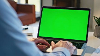 İş adamının parmakları, yakın planda çalışan bir dizüstü bilgisayarı kaydırıyor. Bilinmeyen yönetici internet bilgilerini internette araklıyor. İşçi kapalı alandaki krom anahtarlı bilgisayara dokunuyor