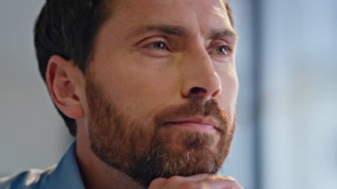 Düşünceli girişimci, yaratıcı ajans işyerinin yakın planında fikir üretiyor. Düşünceli bir iş adamının portresi iş stratejisi üzerine kafa yoruyor. Sakallı yönetici, modern ofiste kariyer büyümesi düşünüyor.