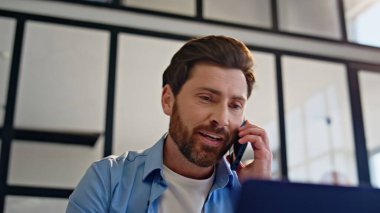 Ofis çalışanı laptopun çalışma alanı portresini arıyor. Akıllı telefondan arayan Freelancer bilgisayarı kapatmaya çalışıyor. Modern kabinede konuşan bir iş adamı. İş konsepti