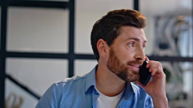 Sakallı acemi, akıllı telefondan arıyor. Uzaktan kumandalı ofisi kapatıyor. Kendine güvenen ciddi bir işadamı iş yerinde cep telefonu yazma notları hakkında konuşuyor. Şık patron telefonda müşteriye danışıyor.