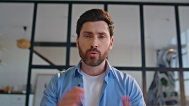 Dost canlısı patron, modern iç çekimde internetten sohbet ediyor. Yaratıcı ajansta el kol hareketi yaparak bilgi açıklayan mutlu bir adam. Gülümseyen öğretmen sanal çağrı webinar eğleniyor 