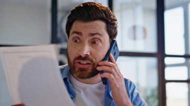 Şirket çalışanı iş yerinde cep telefonu diye bağırıyor. Gergin yöneticinin elinde iş yerinde akıllı telefondan bahseden belgeler var. Mad Freelancer proje hatasını tartışıyor. Dairede cep telefonu görüşmesini bitiriyor. 