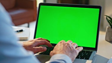 Adam yeşil ekran dizüstü bilgisayarı daktilo ediyor. Oturduğu daireyi kapatıyor. Bilinmeyen iş adamı internette bilgi sörfü yapıyor. Uzaktan yönetici Chroma tuşlu pc metin belgesi üzerinde çalışıyor 