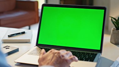 Menajer, yakın çekimde uzaktan çalışan bir dizüstü bilgisayarı kaydırıyor. Bilinmeyen iş adamı internet bilgilerini internette araklıyor. İşçi parmakları kapalı alandaki kromakey bilgisayara dokunuyor