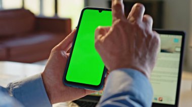 Erkek parmakları akıllı telefon ekranını kaydırıyor. Uzaktan yakından çalışıyor. Bilinmeyen bir muhasebeci internette cep telefonu araklıyor. İşçi elleri Chromakey cep telefonuna dokunuyor