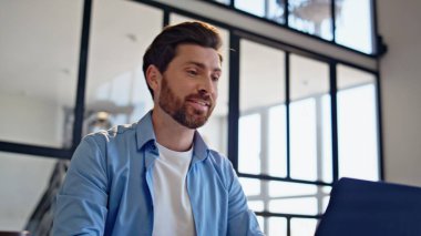 Dost canlısı bir adam internetten konuşuyor. Oturma odası portresi istiyor. Profesyonel öğretmen evde tek başına uzaktan ders veriyor. Yönetici içeride online röportaj yapıyor.