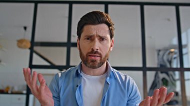 İş adamı münakaşa eden video görüşmesi iş problemini tartışıyor. Yakın çekim pov görüntüsü. Kızgın yönetici online toplantıda tatminsiz iş sonuçlarını tartışıyor. Sinirli girişimci başarısızlıktan şikayetçi