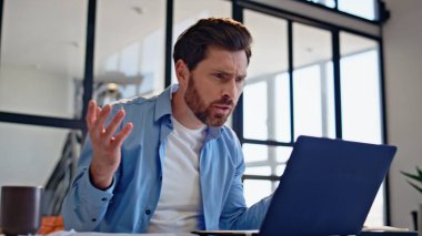 Öfkeli işadamı ofisteki bilgisayardan bağırıyor. Mad Director dizüstü bilgisayardaki görüntülerde görüşlerini açıklıyor. Gergin adam çalışma odasındaki online toplantıda tartışıyor. İş hayatı