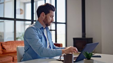 Sakallı serbest çalışan, rahat bir iş yerinde bilgisayarın kapağını açıyor. Rahat bir adam kahve fincanı alıp şık bir evde uzaktan çalışmaya başlıyor. İnternet öğrencisi çay içerken Webinar izliyor. 