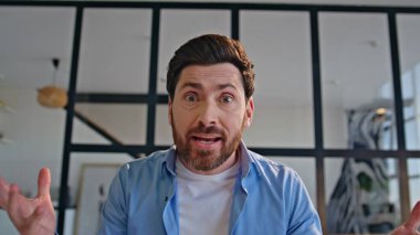 Tatminsiz adam bağırıyor, internetten yakın plan arıyor. Pov view sinirli patronu web kamerasından konuşuyor modern dairede el kol hareketi yapıyor. Gergin kızgın iş adamı sanal konuşma üzerine tartışıyor ve dizüstü bilgisayarını gösteriyor