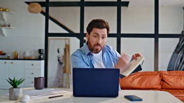 Ofiste bilgisayardan bahseden sinirli bir acemi. Manyak işadamı dizüstü bilgisayardaki görüntülerde görüşlerini açıklıyor. Kızgın adam çalışma odasındaki online toplantıda tartışıyor. İş hayatı