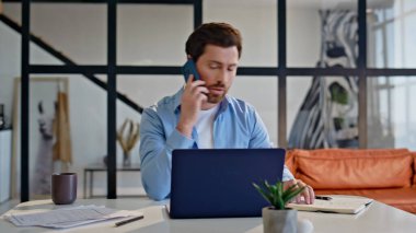 Odaklanmış yönetici akıllı telefonu arıyor. Uzaktan kumandalı ofisi kapatıyor. Kendine güvenen ciddi bir işadamı cep telefonundan konuşuyor. İş yerindeki evrakları inceliyor. Şık patron telefonda müşteriye danışıyor.