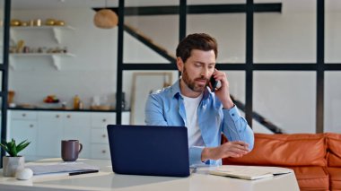 Serbest Çalışan 'ı arıyorum. Merkezdeki cep telefonundan iletişim notları yazıyorum. Kapatıyorum. Akıllı telefondan konuşan neşeli iş adamı iş anlaşmasının tadını çıkar. Gülümseyen profesyonel yönetici tatmin olmuş hissediyor 