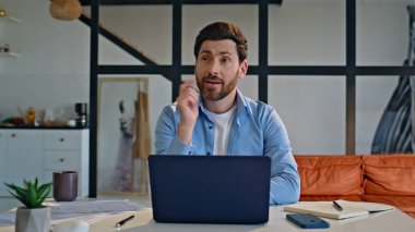 Yaratıcı yönetici, iç mekandaki projeyi yakından inceliyor. Ciddi iş adamı planlama stratejisi evde dizüstü bilgisayar ekranı arıyor. İş yerinde yenilikçi girişim üzerine başarılı bir çalışan düşüncesi 