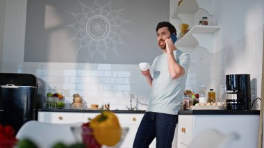 Açık mutfakta kahve içen bir adamı arıyorum. Sakallı adam sabah içkisinin tadını çıkarıyor. Orta yaşlı serbest çalışan dairede telefonla konuşuyor. İnsan yaşam tarzı