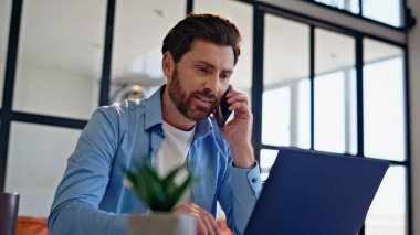 Mutlu iş adamı cep telefonunu yakın çekim için arıyor. Rahatlamış bir adam, haberlerini paylaşıyor. Uzak bir iş yerinde akıllı telefonlardan konuşuyor. Gülümseyen serbest çalışan dizüstü bilgisayar dairede telefon görüşmesi yapıyor.