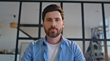 Özel ders veren bir adam, internet üzerinden toplantı yapıyor. Ev ofisini kapatıyor. Gülümseyen işadamı uzaktan konferansta çalışma sürecini tartışıyor. Pozitif iş adayı içeriden video aramasıyla röportaj yapıyor. 