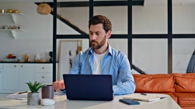 Apartman dairesinde çalışan profesyonel çalışan bir bilgisayar. Yakışıklı avukat, evde dizüstü bilgisayar araştırması yapıyor. Endiseli esmer müdür bilgi ararken hayal kirikligina ugradi 