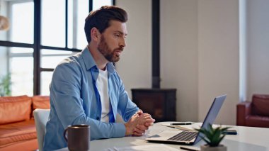 Özel öğretmen internetten ev içi dizüstü bilgisayara el sallayarak derse başla. Başarılı iş adamı içeride sanal konferansta konuşuyor. Gülümseyen adam danışmanı evde video görüşmesiyle fikirleri tartışıyor.