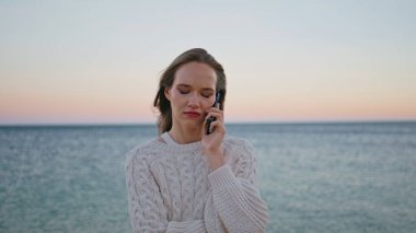 Gün batımında sahilden bir kadın arıyor. Tatminsiz bir yakınlaşma olduğunu söylüyor. Pembe deniz ufkunda cep telefonundan konuşan gergin kadın. Okyanus kıyısındaki akıllı telefon konuşmalarında kötü haber duyan üzgün kız..