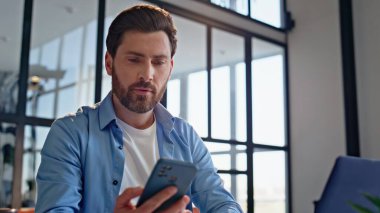 Ev çalışanı, iş yerinde iyi haberlerle yakın çekim alıyor. Mutlu gülümseyen menajer cep telefonu mesajları atıyor. Bilgisayarda çalışan bir iş adamı akıllı telefon bildirimi okuyor. Kariyer tanıtımı başarılı