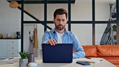 Ev işçisi, rahat bir iş yerinde bilgisayarın kapağını açıyor. Rahat sakallı serbest çalışan adam şık iç mekandaki e-postaları cevaplamaya başlıyor. İnternet öğrencisi Webinar izliyor
