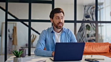 Yönetici, oturma odasını laptopla görüntülü görüşme yaparak kapatıyor. Profesyonel öğretmen evde tek başına uzaktan ders veriyor. İçerideki internet toplantısında serbest çalışan biri konuşuyor.