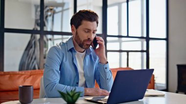 Gülümseyen serbest çalışan ışık evi kapanışında akıllı telefondan arıyor. Rahat bir adam, uzaktan çalışan bir iş yerinde konuşan bir cep telefonunu paylaşıyor. Mutlu iş adamı dizüstü bilgisayar arıyor. Dairedeki telefon konuşmasını bitiriyor.