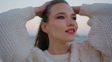 Akşamları deniz manzarası pozu veren muhteşem bir manken. Mutlu kadın portresi tatilde gün batımı deniz ufkunu düşünüyor. Rahat kız okyanusta alacakaranlığın tadını çıkarıyor. Huzurlu bayan sahilde dinleniyor..