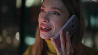 İş kadını portresi akşam ofisinden arıyor. İş hakkında konuşuyor. Gece iş yerinde cep telefonuyla konuşan güzel bir kadın. Yakın plan. Akıllı telefondan konuşan başarılı bir bayan karanlık dairede tek başına oturuyor..