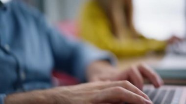 Şirket açık alandaki bilgisayarlarda çalışan başarılı meslektaşlar. Gülümseyen adam, internet projesinden memnun, iş arkadaşlarıyla birlikte çalışıyor. Pozitif çalışanlar ofiste işbirliği yapıyor..