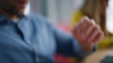 İş yerinde dizüstü bilgisayarlar yazan motivasyonsuz yöneticiler. Yorgun bir çalışan bilgisayar ekranına bakıyor ve kafaya yakın çekim yapıyor. Aşırı yüklü iş görevleri üzerinde birlikte çalışan iki meslektaşım.