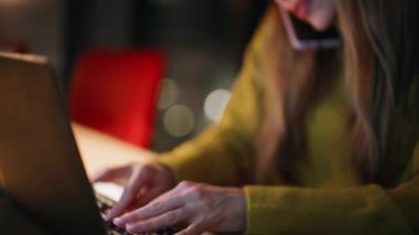 Klavye dizüstü bilgisayarı yazan bayanı arıyorum. Kapalı ofiste oturuyorum. Gülümseyen kadın cep telefonuyla bilgisayarda bilgi arıyor. Gece kadın çalışanı akıllı telefondan konuşuyor. Fazla mesai yapıyor..