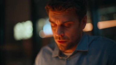 Uzaktan kumandalı yönetici, karanlık iş yerinde fazla mesai yaparak çözüm arıyor. Gece vakti iş stratejisi üzerine kafa yoran düşünceli bir işçinin portresi. Düşünceli iş kadını proje planlama konusunda düşünüyor.